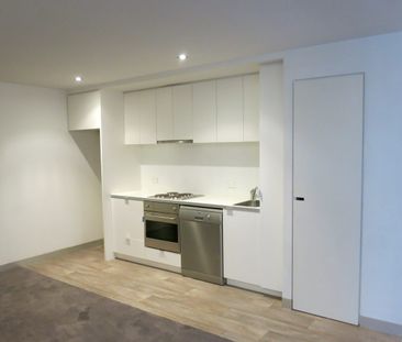 Stylish and Secure Apartment in the Heart of the Bay Street Precinct - Photo 5