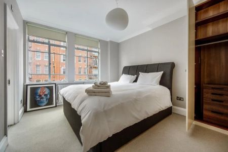 3 bedroom flat in Holland Park - Photo 2