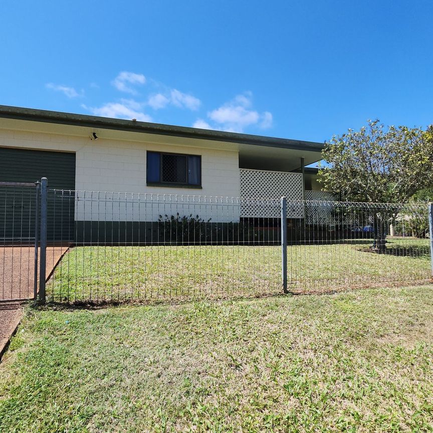 THREE BEDROOM HOME CLOSE TO SCHOOLS! - Photo 2