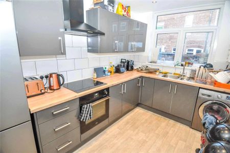 4 bedroom terraced house to rent - Photo 5