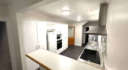 Spacious 5-Bedroom, Double Grammar Zone - Photo 3