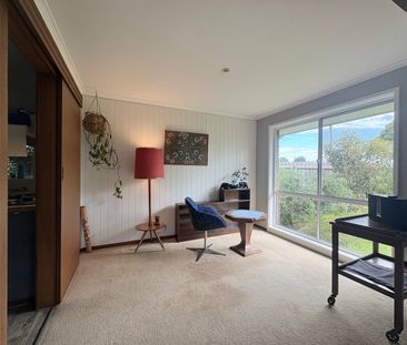 Charming Home with Stunning Gardens & Renovated Bathroom - Photo 1