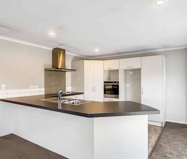 ADDINGTON - THREE BEDROOMS, TWO BATHROOMS, SINGLE GARAGE - Photo 1