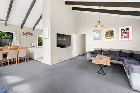Welcome to this charming three-bedroom, single-bathroom home with single internal access garaging, located in the highly sought-after Forest Lake area. - Photo 3
