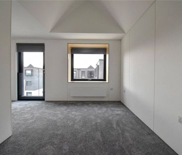 Well presented 3 bedroom semi-detached house situated within the gr... - Photo 2