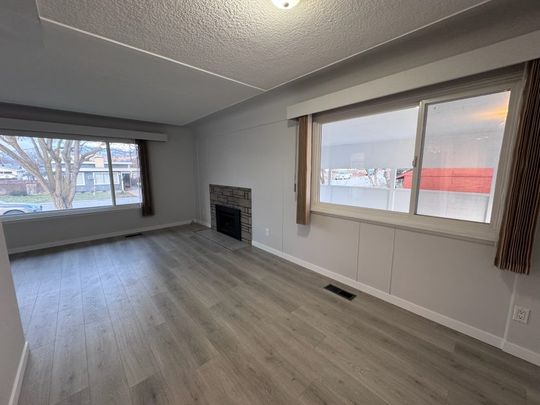 Central – 2 bed, 1 bath main floor suite - Photo 1