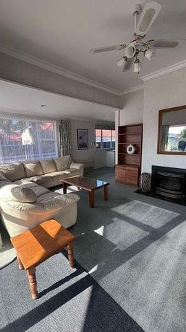 Beautiful and sunny 3BR home in the heart of WHK - Photo 2