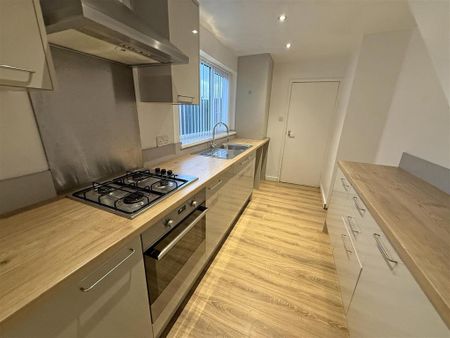 3 bedroom semi-detached house to rent - Photo 5