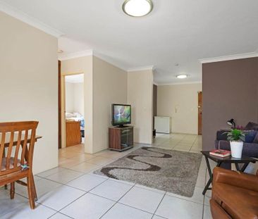 Freshly Painted 3 Bedroom Unit Located in An Ultra Convenient Spot - Photo 3