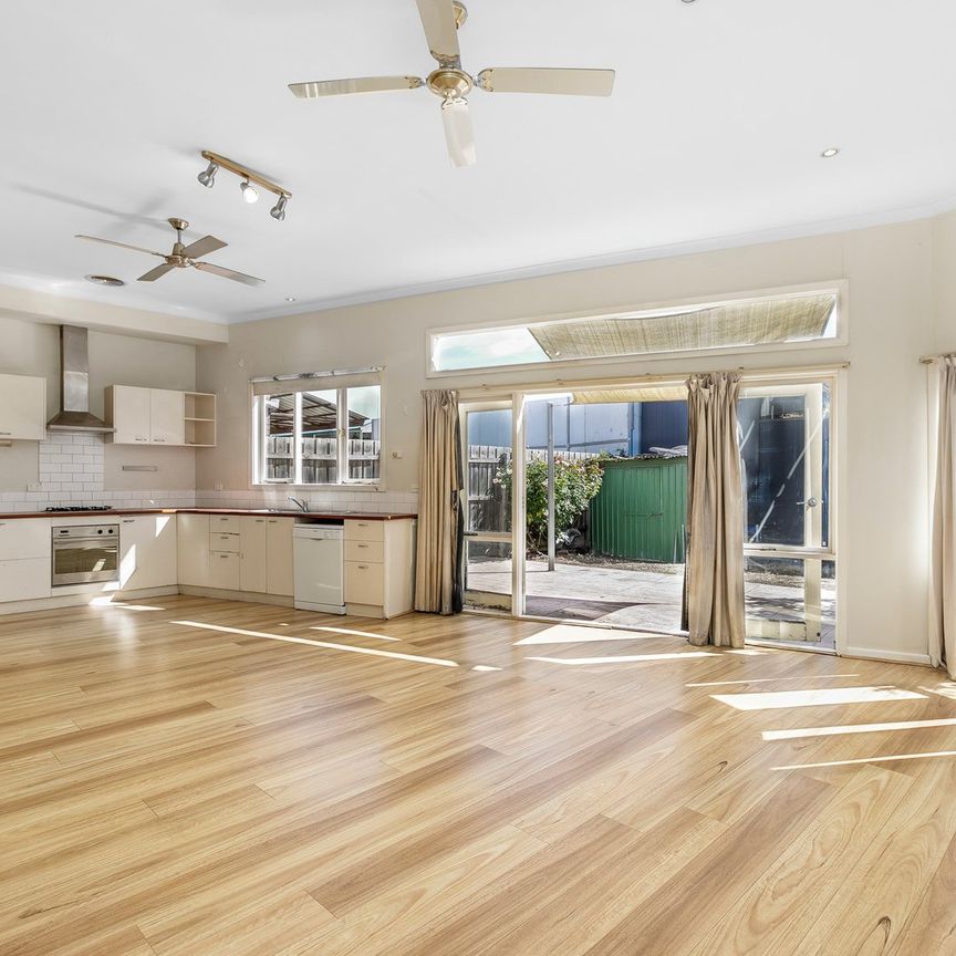 Comfort and Convenience in Yarraville: Stunning 3-Bedroom Home with Outdoor Space - Photo 1