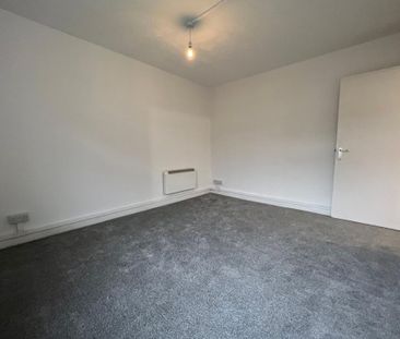 3 bedroom flat to rent - Photo 3