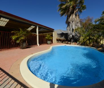 Family home with swimming pool - Photo 4