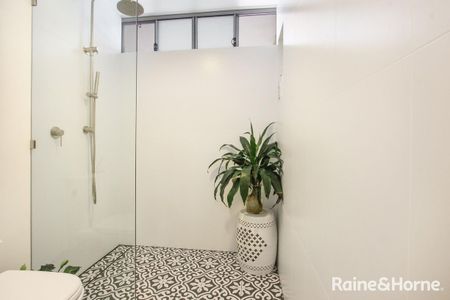 Renovated Inner City Beauty - Photo 5