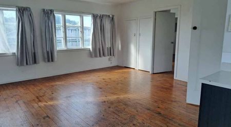 2 bedroom central with added storage rooms! - Photo 2