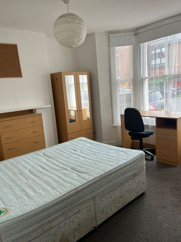 6 Bed Student Accommodation - Photo 5