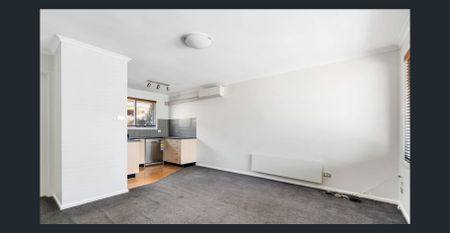 Perfectly situated with Brunswick at your door! - Photo 2