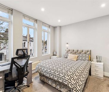 A beautifully presented three bedroom flat on quite residential str... - Photo 1