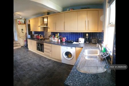 1 bedroom in a house share to rent - Photo 4