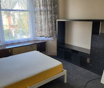 Room in a Shared House, Masterman Road, E6 - Photo 2
