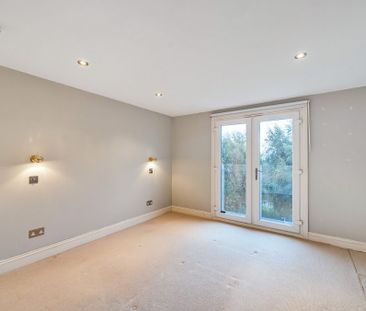 3 Bedroom House - Bethel Close, Farnham - Photo 2