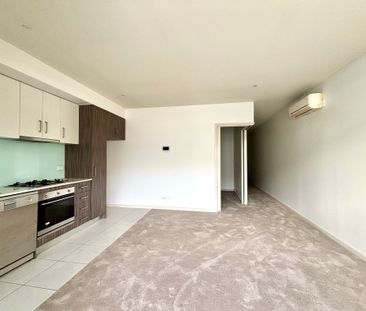 Modern One-Bedroom Apartment in South Yarra - Photo 5