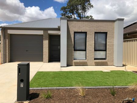 Modern 3 Bedroom Home! - Photo 3