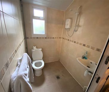 £1,400 PCM, Spacious Four Bedroom House with Enclosed Rear Garden i... - Photo 6