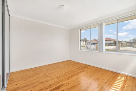 Beautiful Three Bedroom Home! - Photo 5