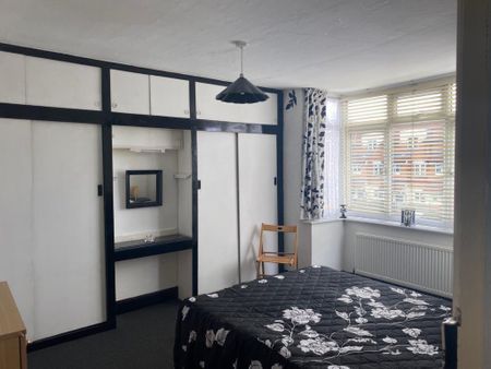 1 bedroom in a house share to rent - Photo 3