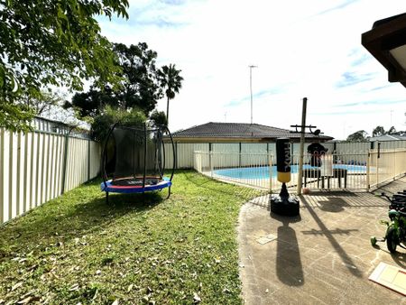 FOUR BEDROOM FAMILY HOME WITH INGROUND POOL! - Photo 4