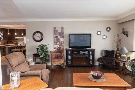 For Lease - 7003 Ann Street Unit# Upper, Niagara Falls, Ontario - Photo 2