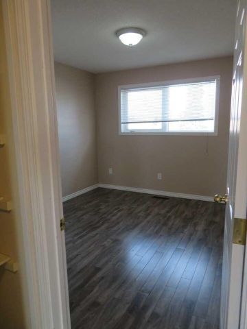 5524 49 Avenue 3 Lloydminster, SK S9V 0V4 - Photo 5