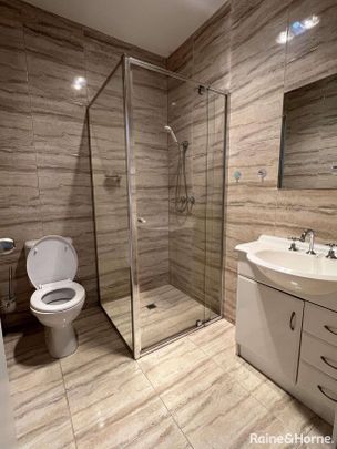 Spacious one bedroom unit - Photo 1