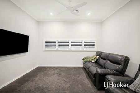 Beautiful 4 Bedroom Home - Prime Location! - Photo 2