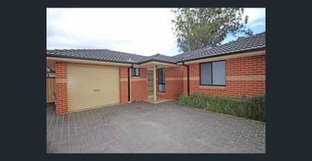 Spacious split level 3 bedroom villa with lock up garage - Photo 5