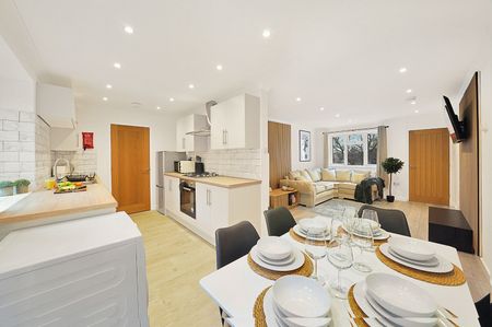 4 Bed Semi-Detached House, Barnsdale Road, RG2 - Photo 4