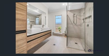 Luxury Family Living Backing onto Reserve – Gainsborough Greens Estate - Photo 3