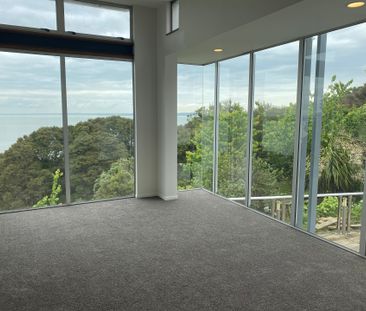 Stylish living with swimming pool and vast sea views - Photo 2