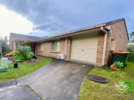Charming 3 Bedroom Home in Varsity Lakes - Photo 2