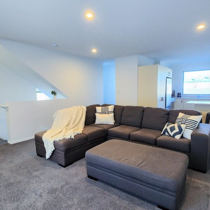 Semi-Furnished Townhouse with Double Internal Garage in Perfect Location - Photo 1