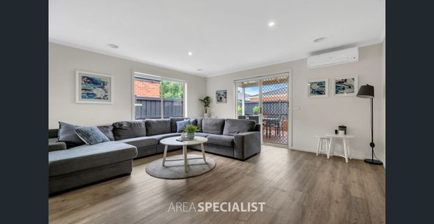 Spacious Family Home with Park Views & Prime Location! - Photo 1