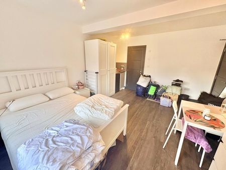 Wellington Avenue, Hounslow, TW3 3SX - Photo 3