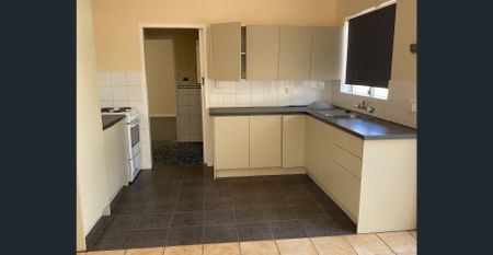 3 x 1 House with 1 x 1 Granny Flat 6 Month lease only - Photo 5