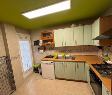 Se alquila espacioso y funcional piso de 3 dormitorios y 2 baños, i... - Foto 2
