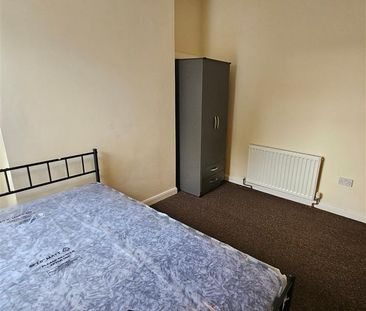 5 bed terraced to rent Wellington Street, DN32 - Photo 2