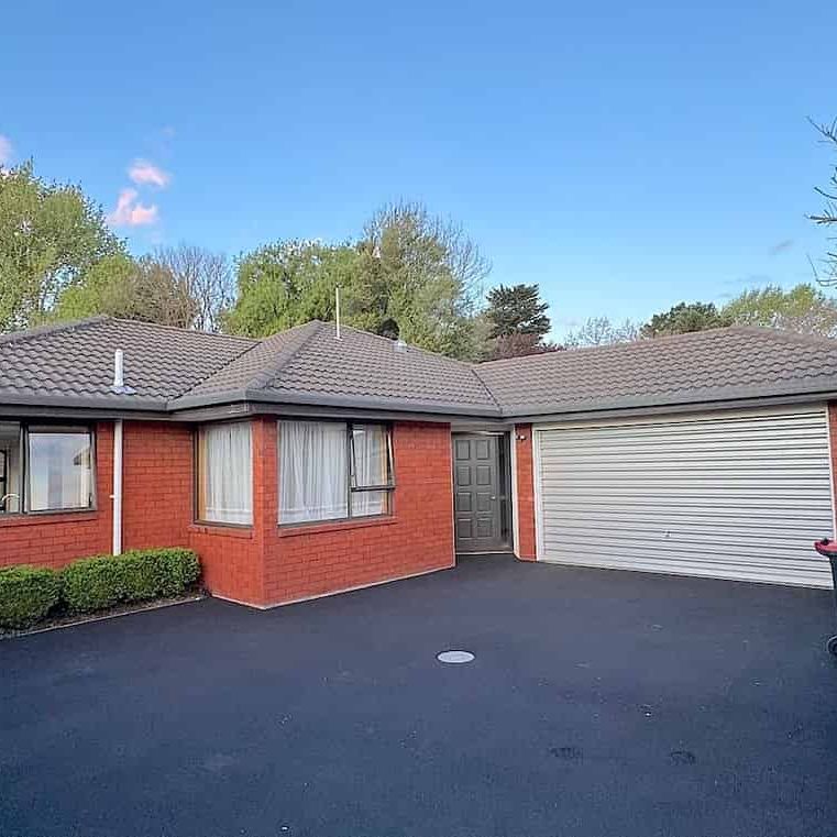 A home neat as a pin with new carpet - Photo 1