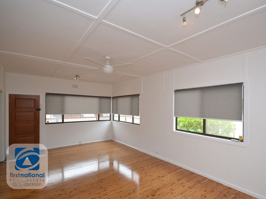 Family Home in Booker Bay! - Photo 1