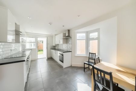 5 bedroom semi-detached house to rent - Photo 2