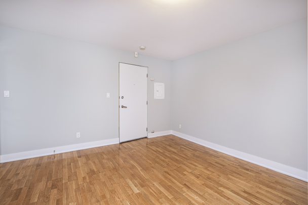 2367 QUEEN ST E - Photo 1