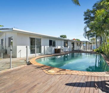 Spacious Four/Five Bedroom Home with Pool in Prime Palm Beach Location - Photo 3